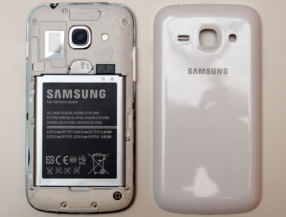 Samsung Galaxy Ace 3 geöffnet (© eTest)
