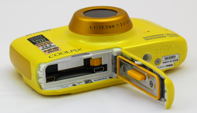Nikon S32 Deckel Akku Speicherkarte USB-Slot