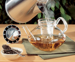 Klssische Teezubereitung mit Teekanne (© Deutscher Teeverband e.V.)